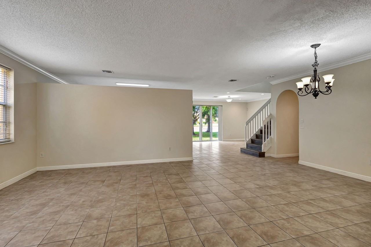 9721 Wyeth Ct - Photo 4 of 50