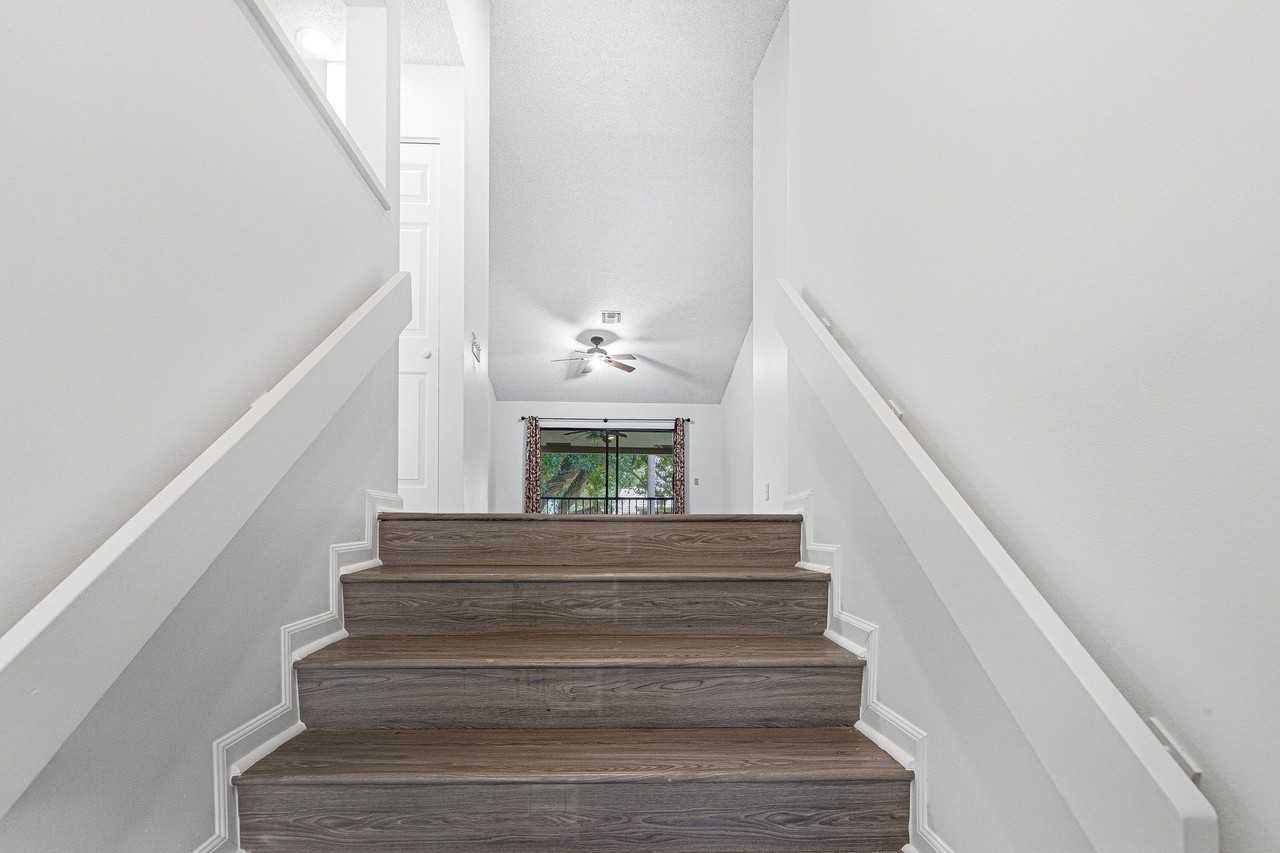 5530 Coach House Cir - Photo 4 of 27