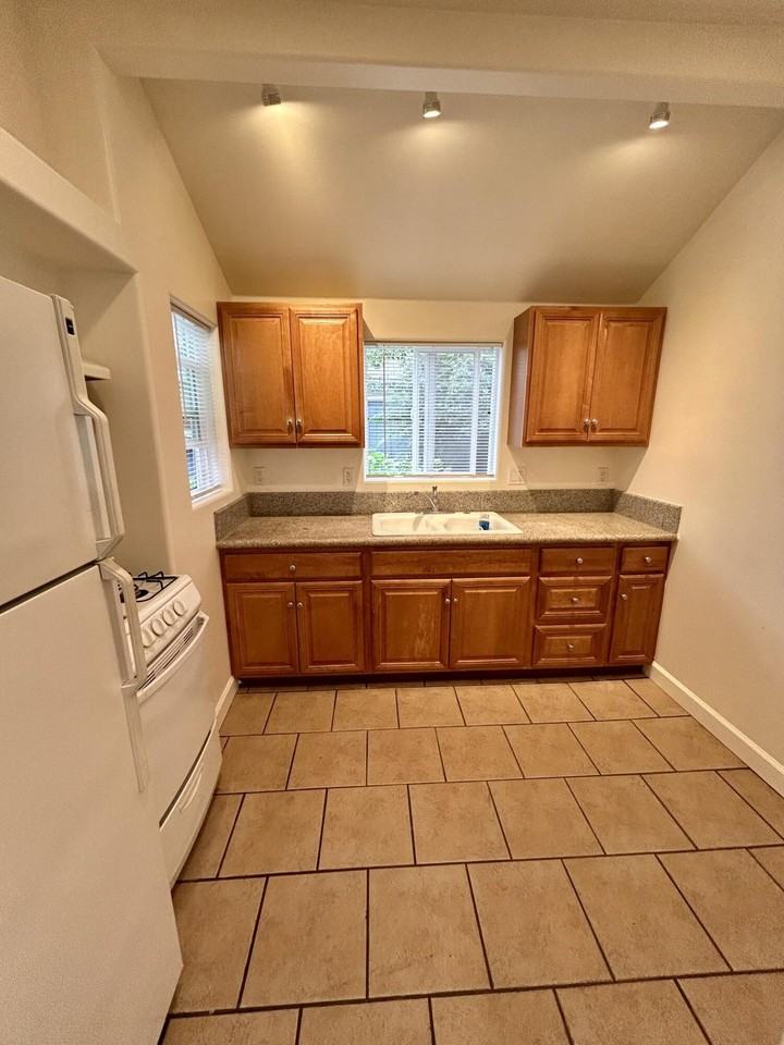 323 1/2 W Victoria St - Photo 5 of 11