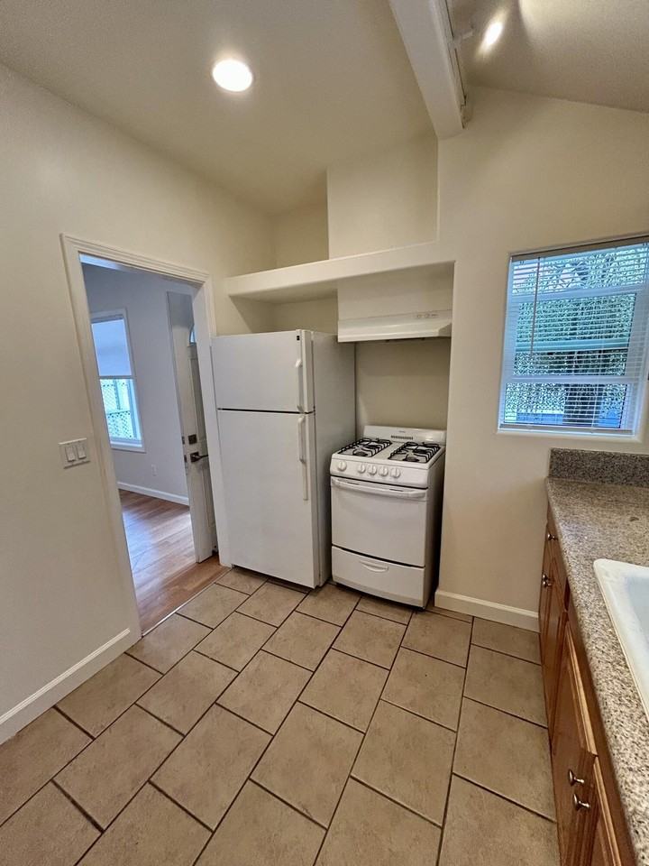 323 1/2 W Victoria St - Photo 6 of 11