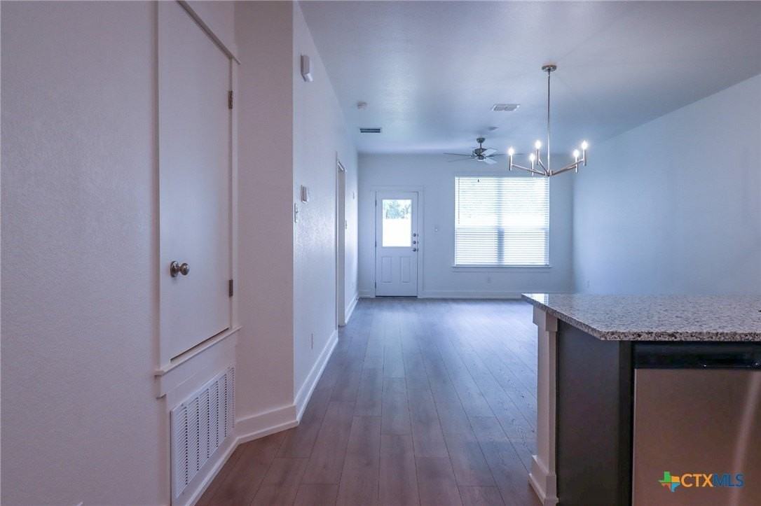 618 Campus St - Photo 5 of 33