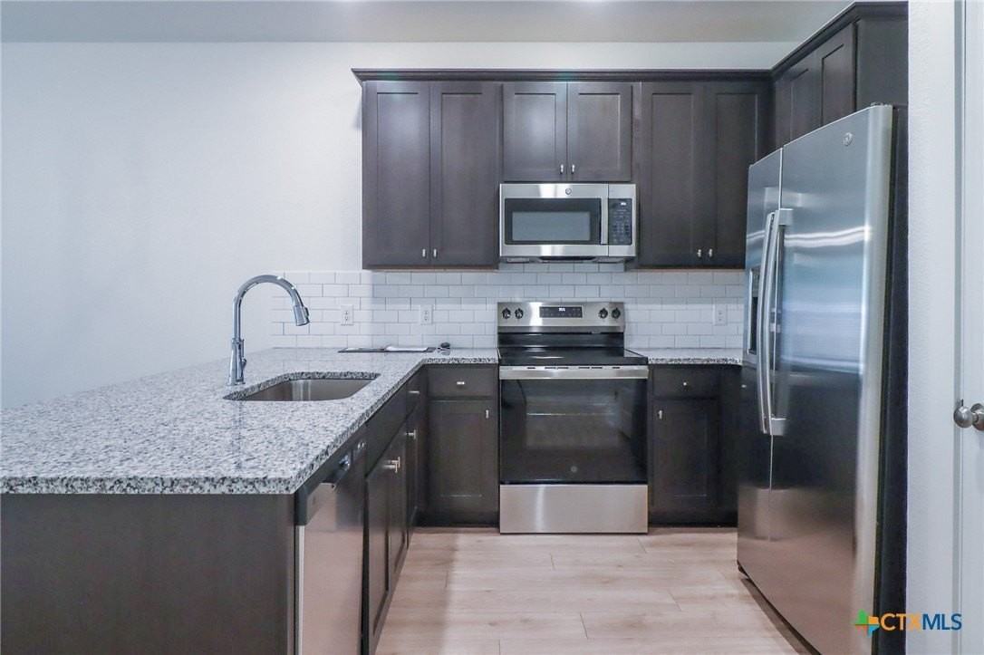 618 Campus St - Photo 6 of 33
