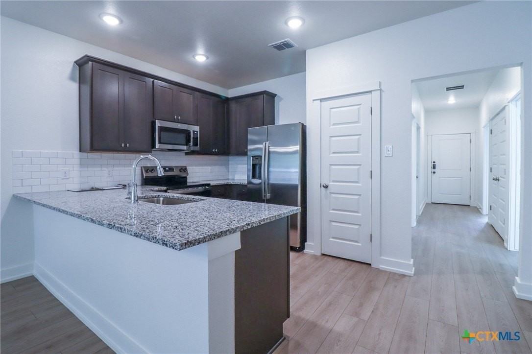 618 Campus St - Photo 7 of 33
