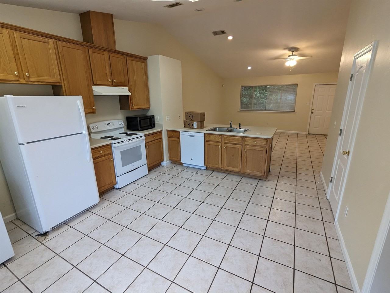 728 W Brevard St - Photo 4 of 16