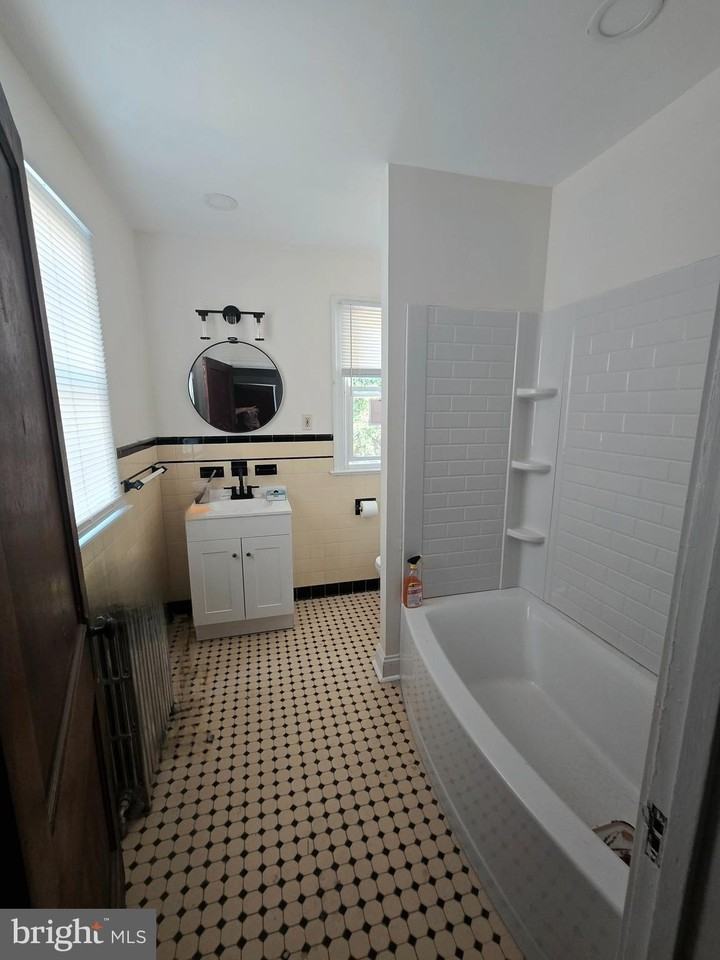 274 E Broadway - Photo 4 of 5