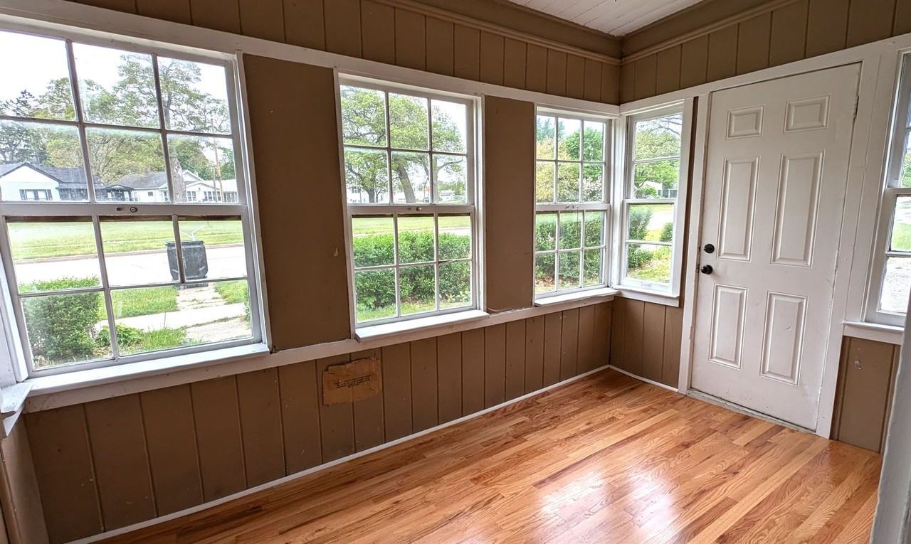 1096 Wood St - Photo 2 of 12