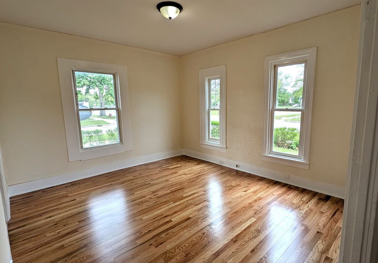 1096 Wood St - Photo 3 of 12