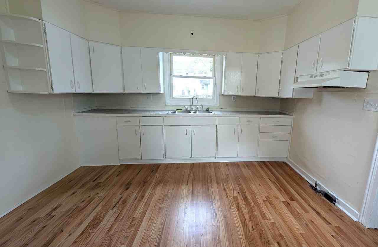 1096 Wood St - Photo 5 of 12