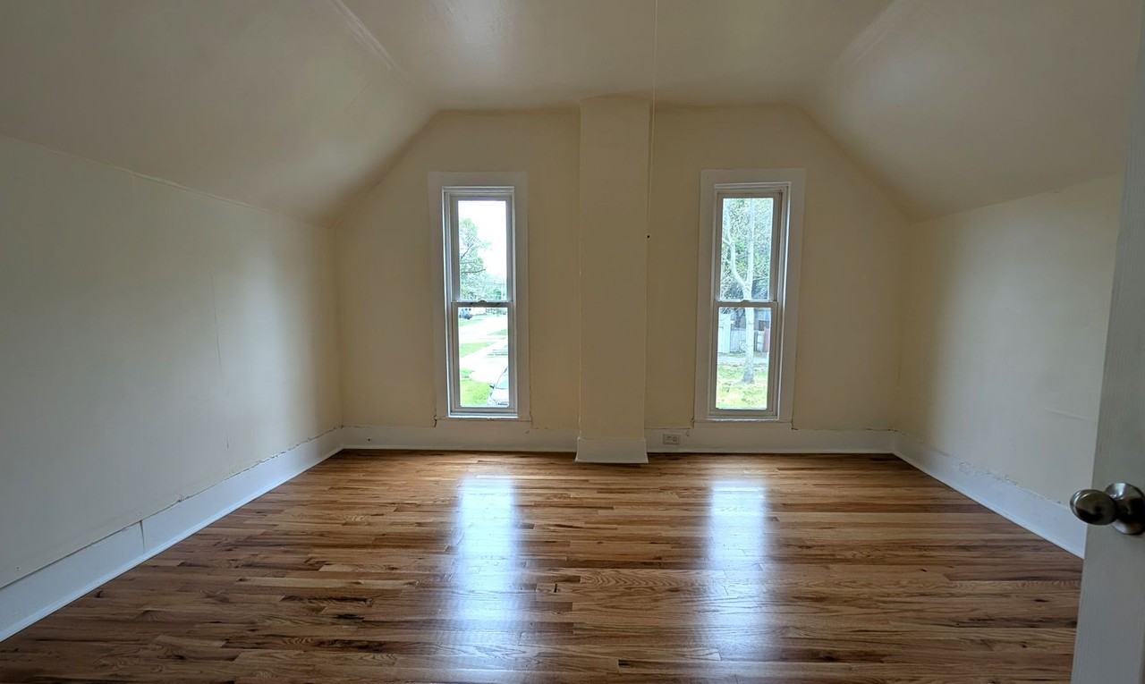 1096 Wood St - Photo 7 of 12