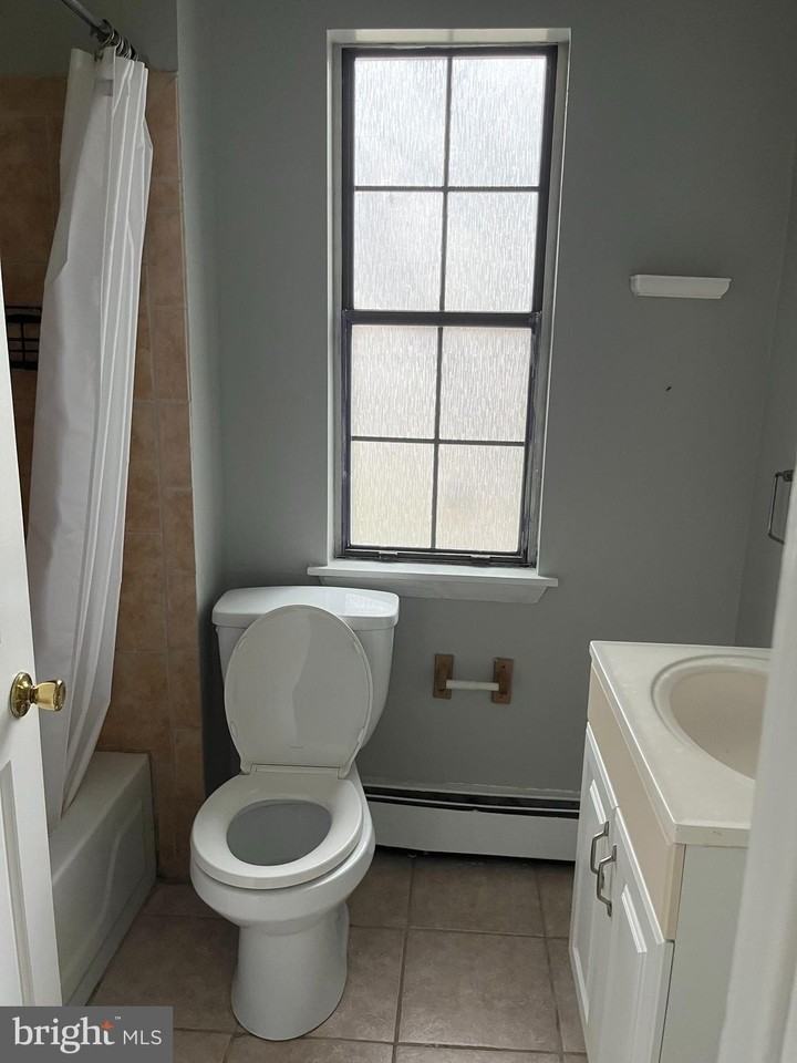 200 E Elm St - Photo 4 of 7