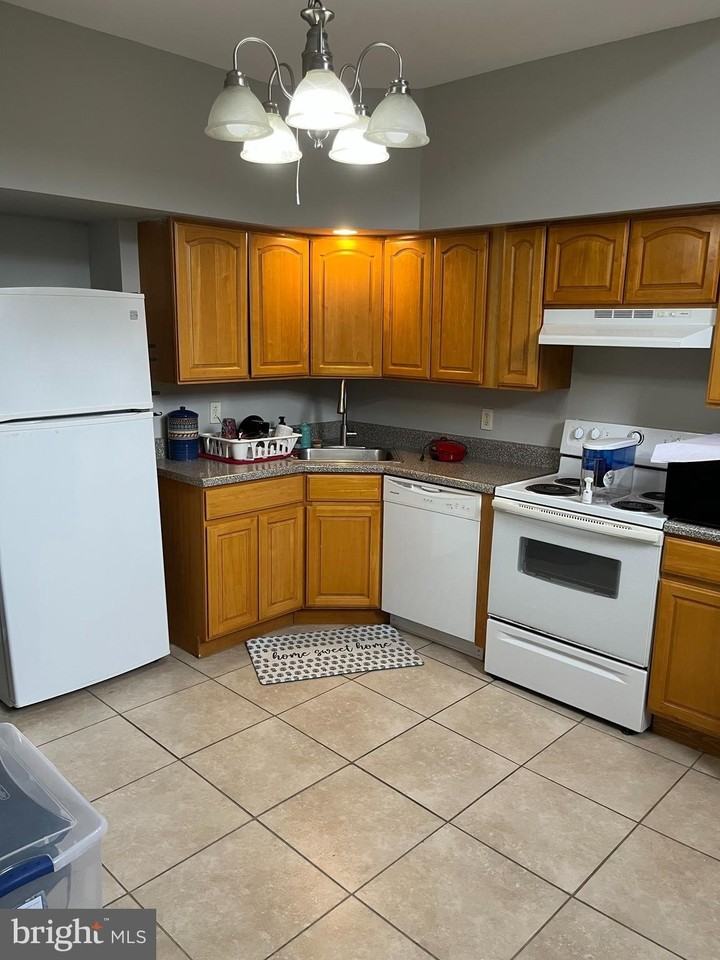 200 E Elm St - Photo 6 of 7