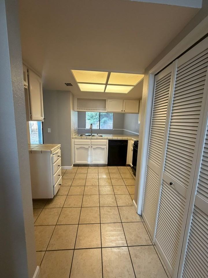 1113 S Pinkham St - Photo 3 of 15