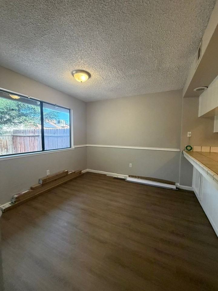 1113 S Pinkham St - Photo 4 of 15