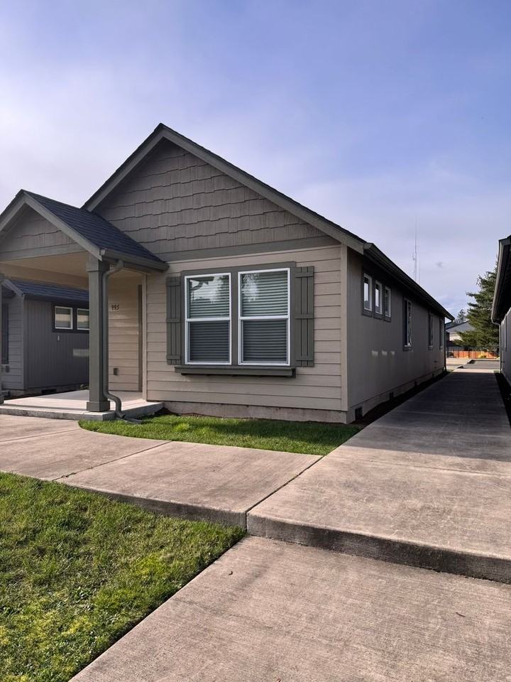 995 995 Pacific Hwy 99 South - Photo 2 of 19