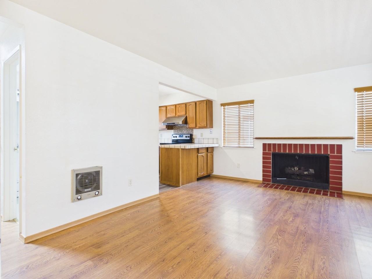 402 Watson St - Photo 3 of 17