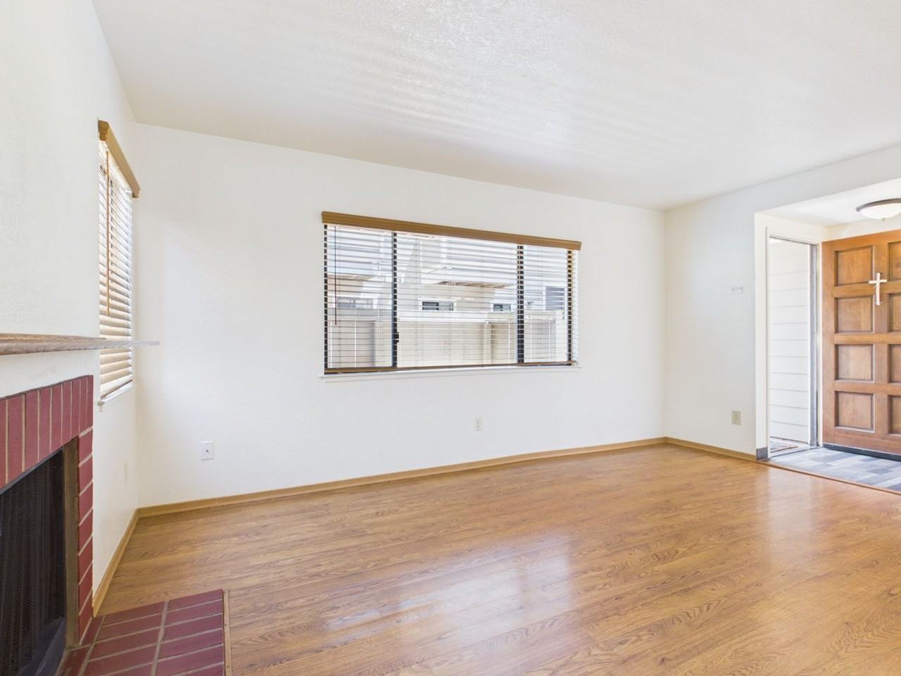 402 Watson St - Photo 4 of 17