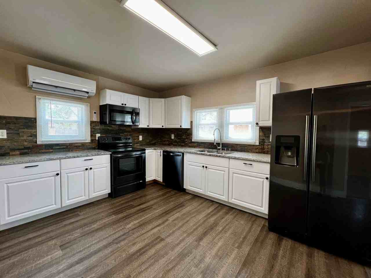 1208 Saint Helens St - Photo 3 of 12