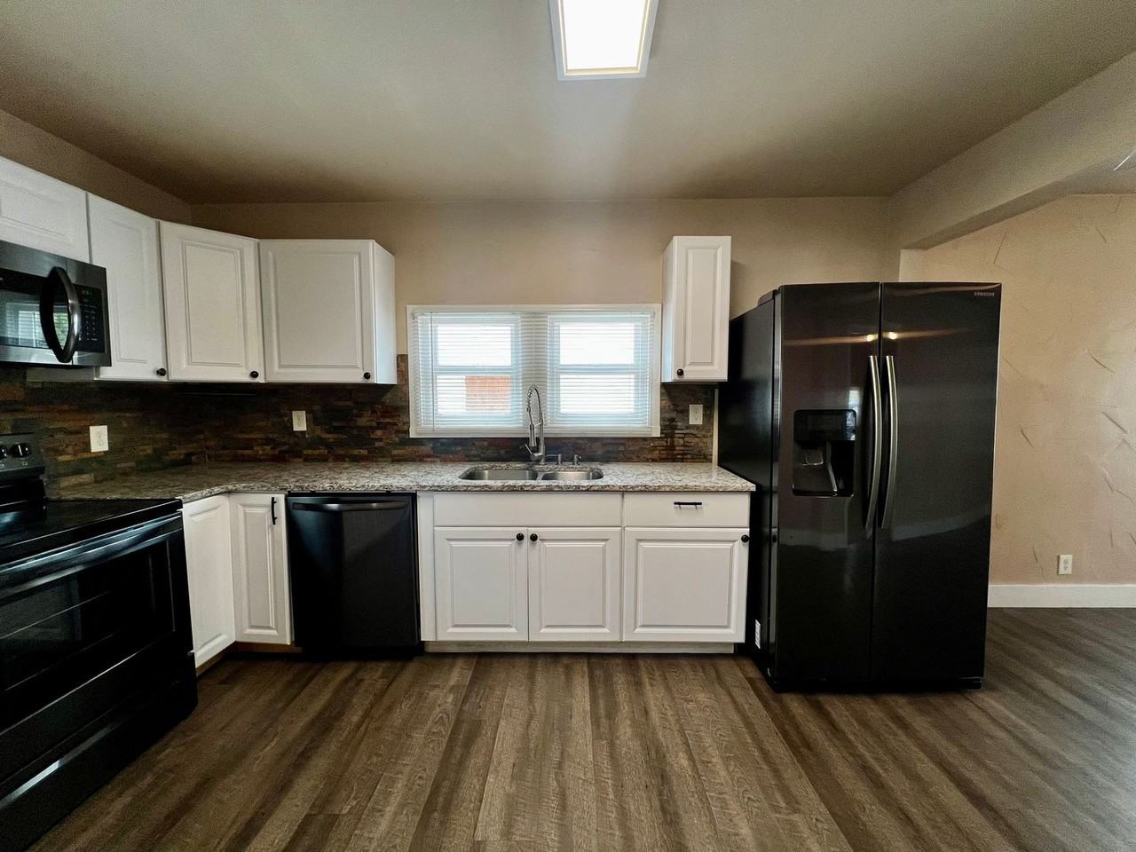 1208 Saint Helens St - Photo 4 of 12