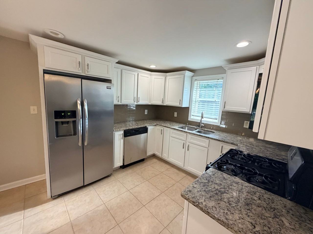 3567 Brookfield Ln - Photo 4 of 18