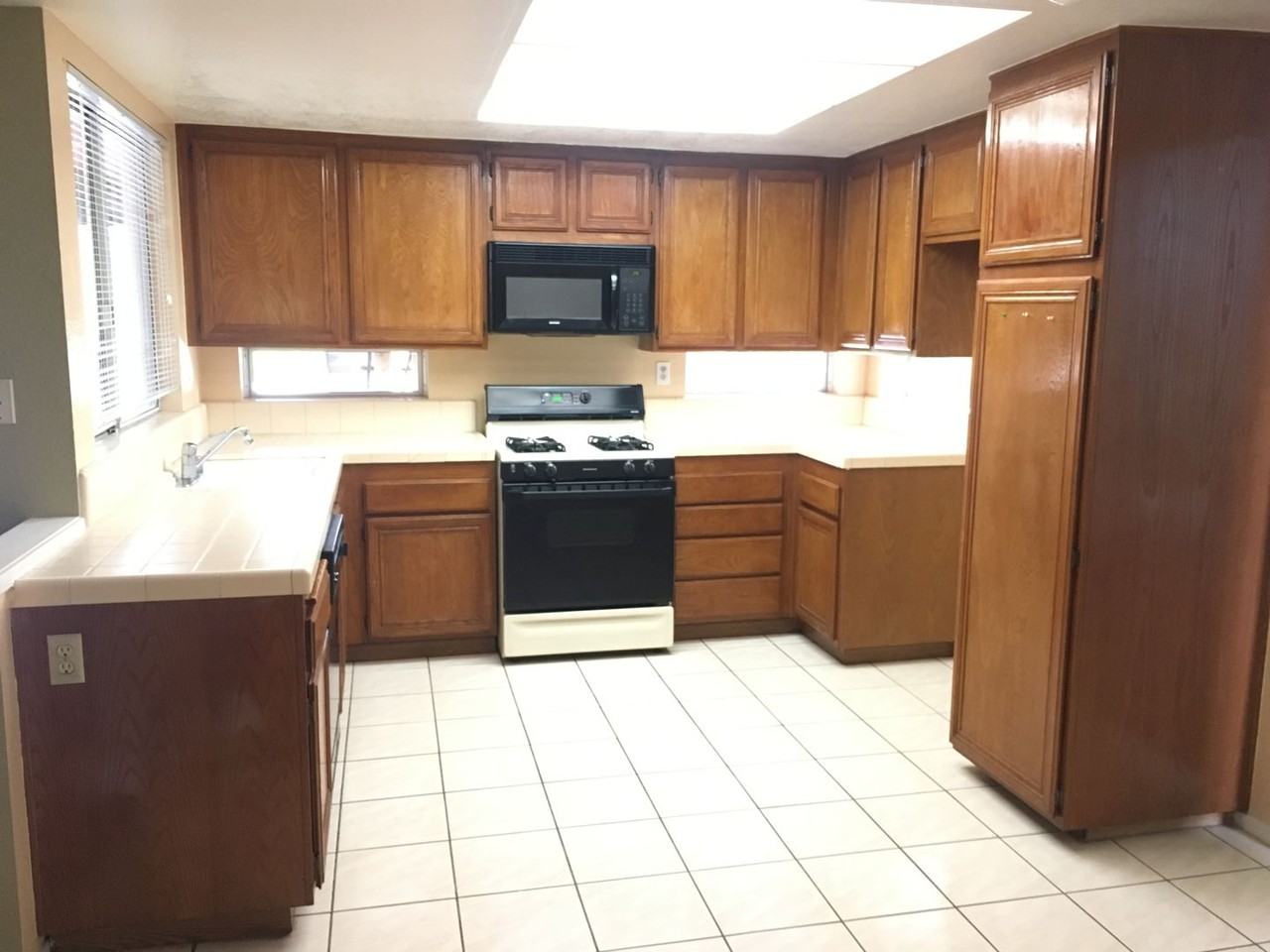 1349 Crestmont Dr - Photo 2 of 35