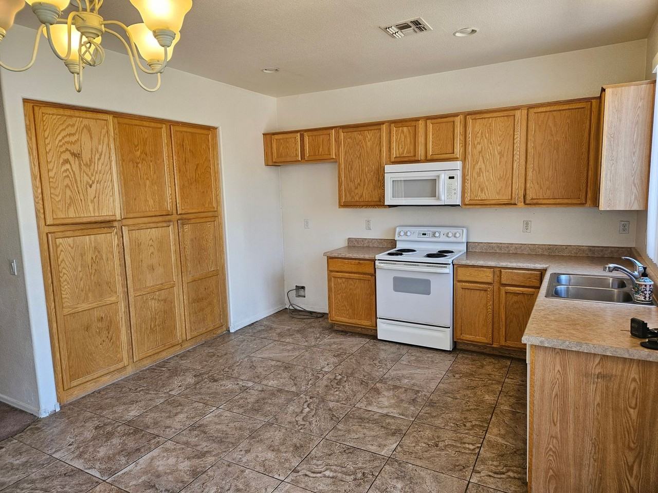 890 E Kyle Ct - Photo 6 of 23