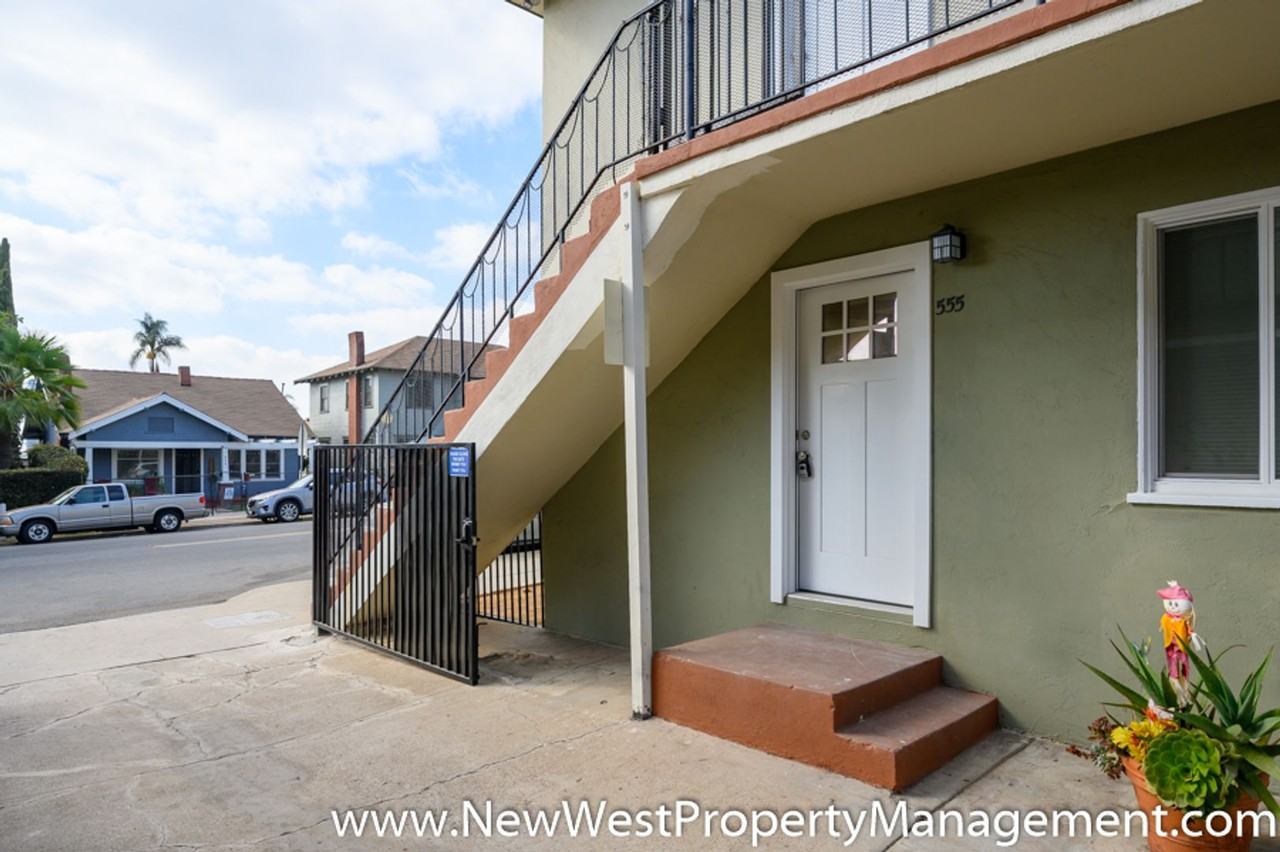 555 22nd St - Photo 4 of 19