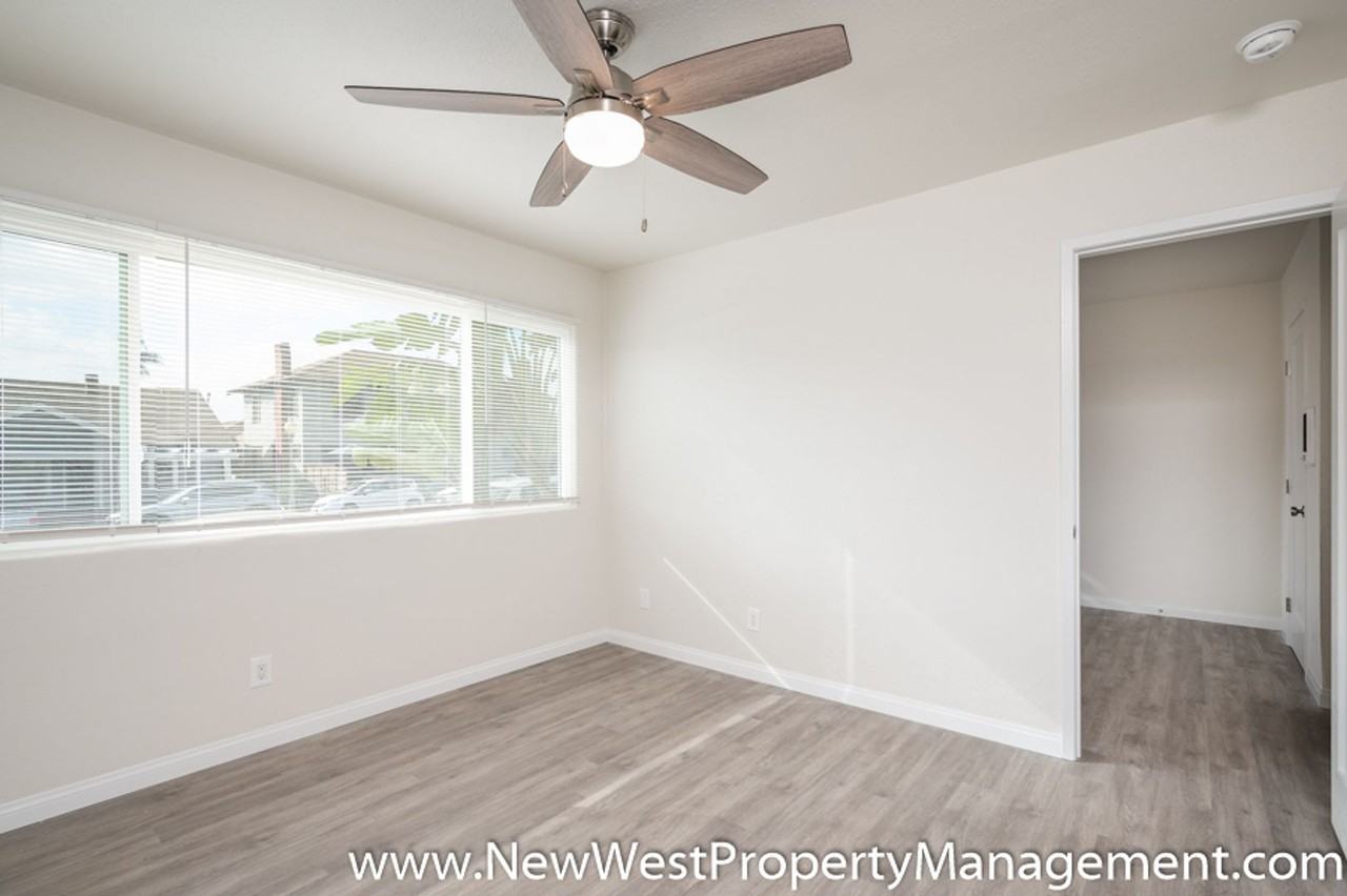 555 22nd St - Photo 5 of 19
