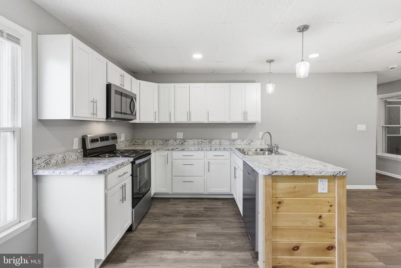 1725 Henry Ave #101 - Photo 5 of 24