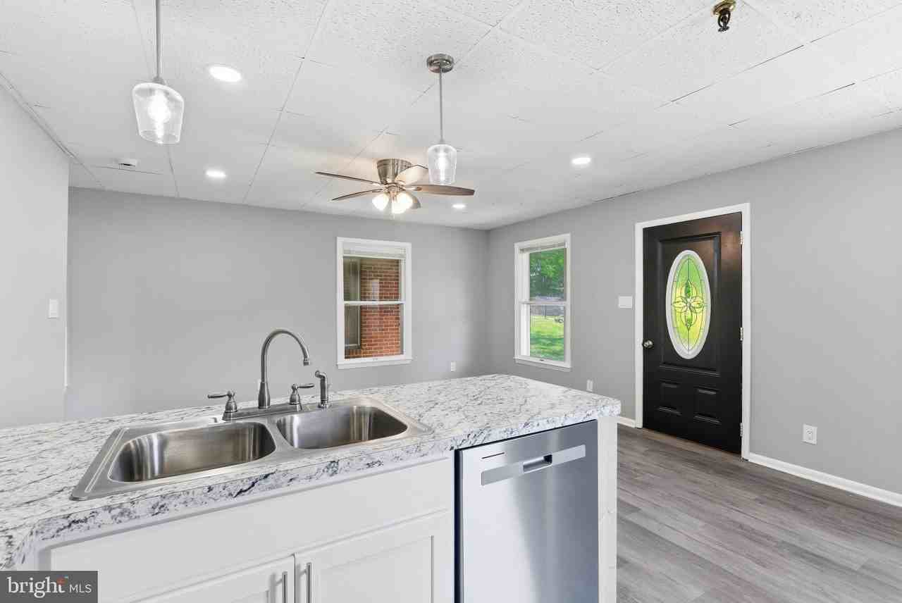 1725 Henry Ave #101 - Photo 6 of 24