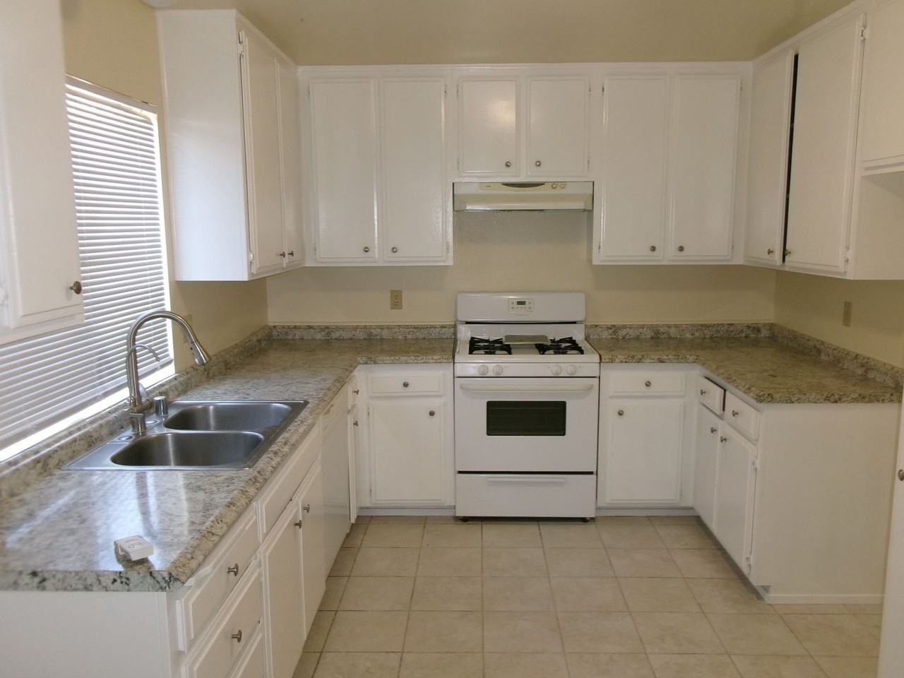 15713 Blaine Ave - Photo 4 of 8
