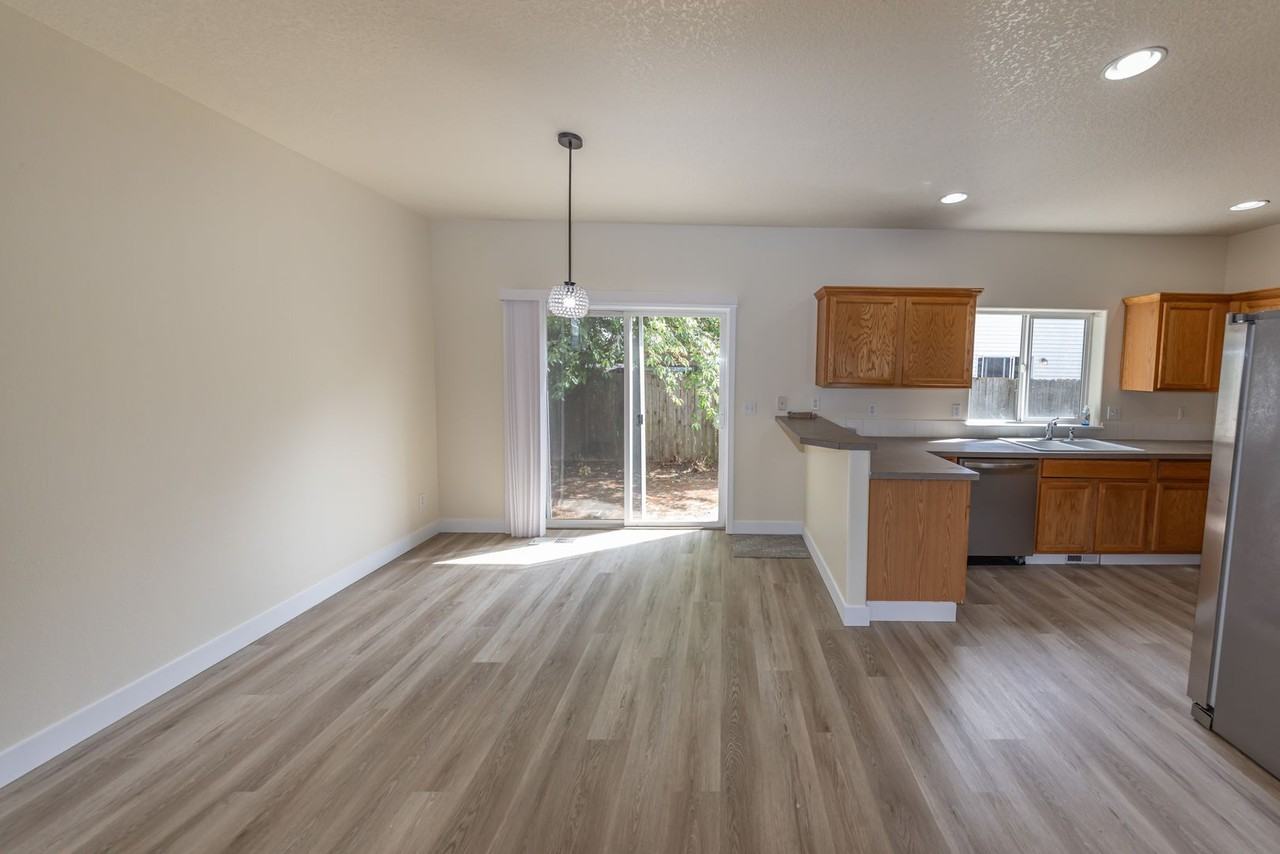 13815 Ne 63rd St - Photo 4 of 19