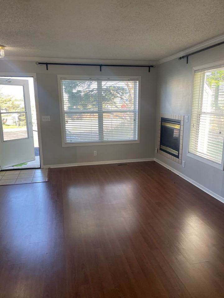2134 Oakcrest Cir - Photo 2 of 17