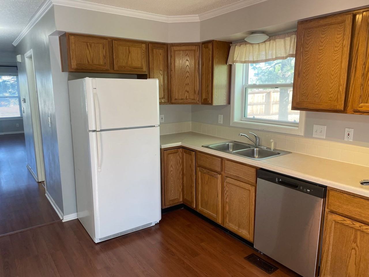 2134 Oakcrest Cir - Photo 6 of 17