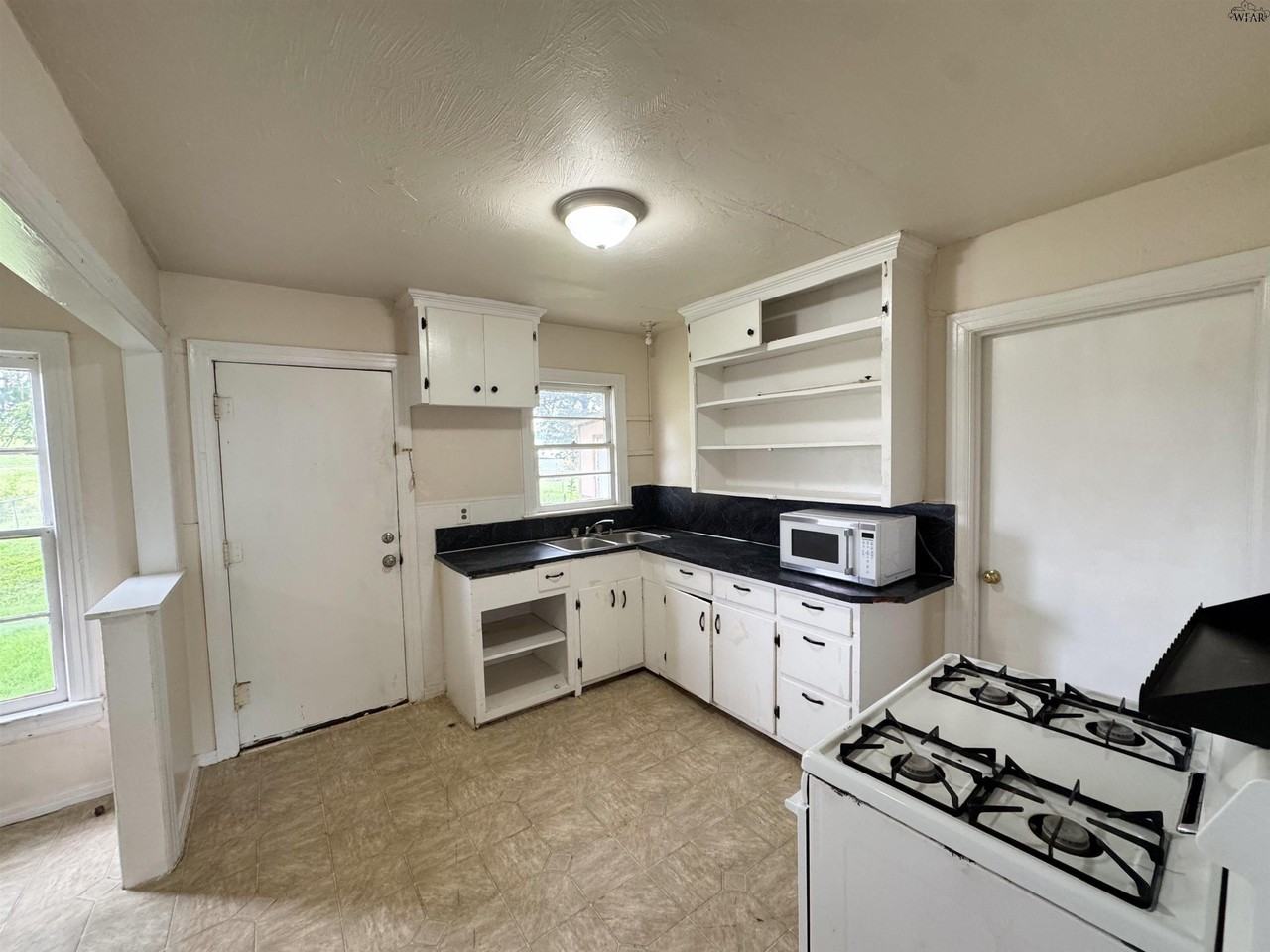 1672 Keeler Ave - Photo 3 of 12