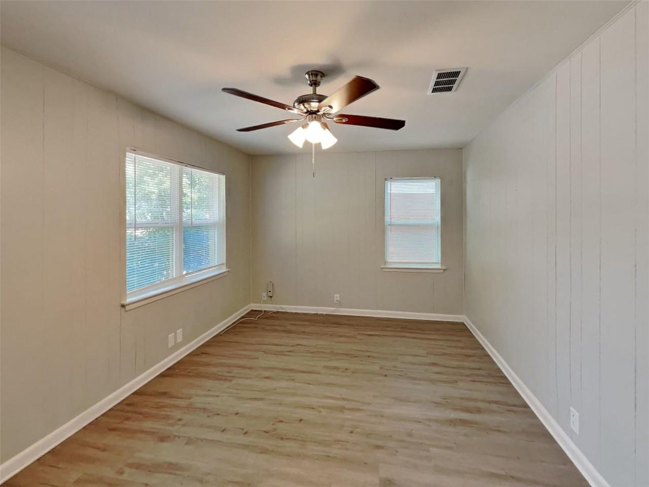 808 Laguna Dr - Photo 2 of 17