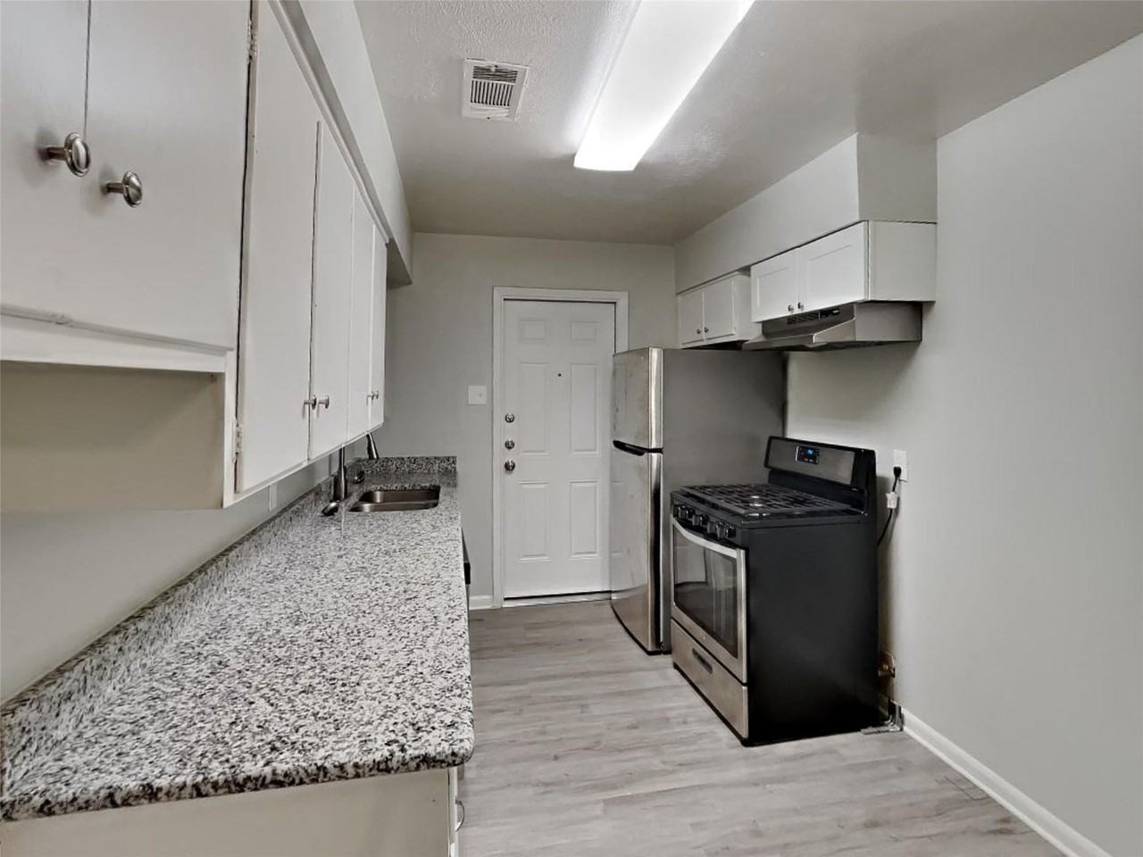 808 Laguna Dr - Photo 4 of 17