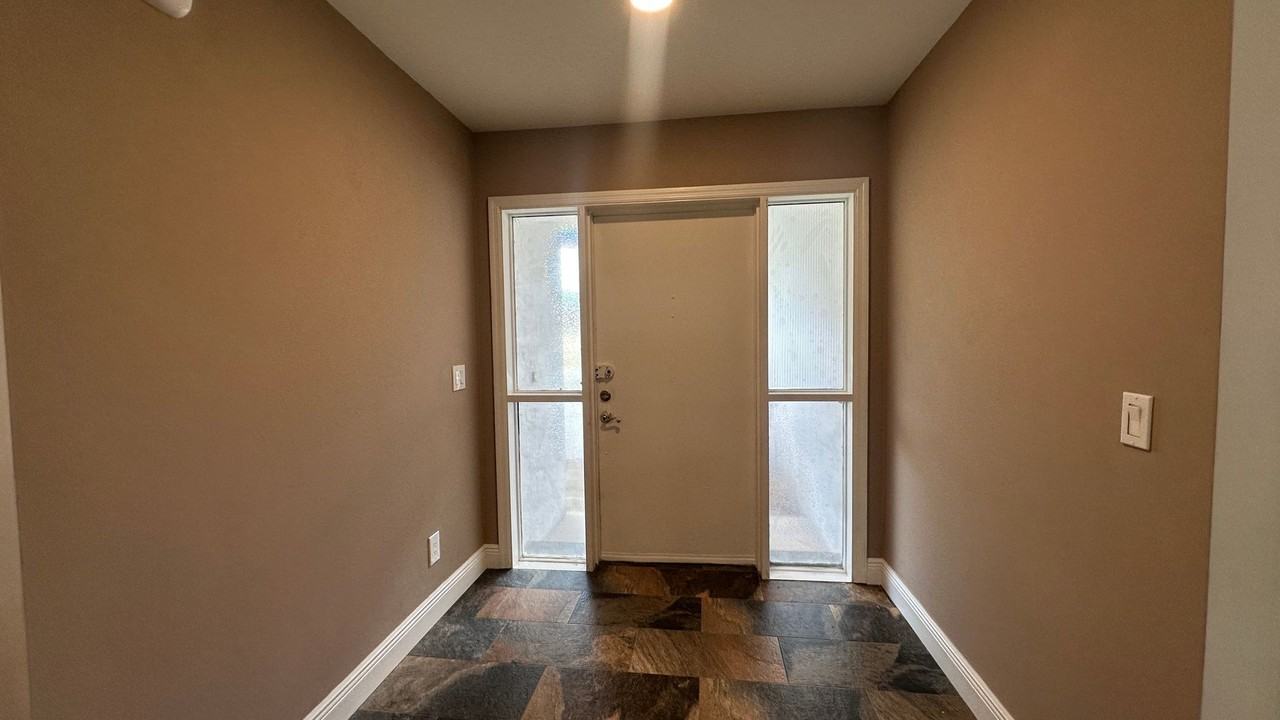 616 Iris St - Photo 4 of 31
