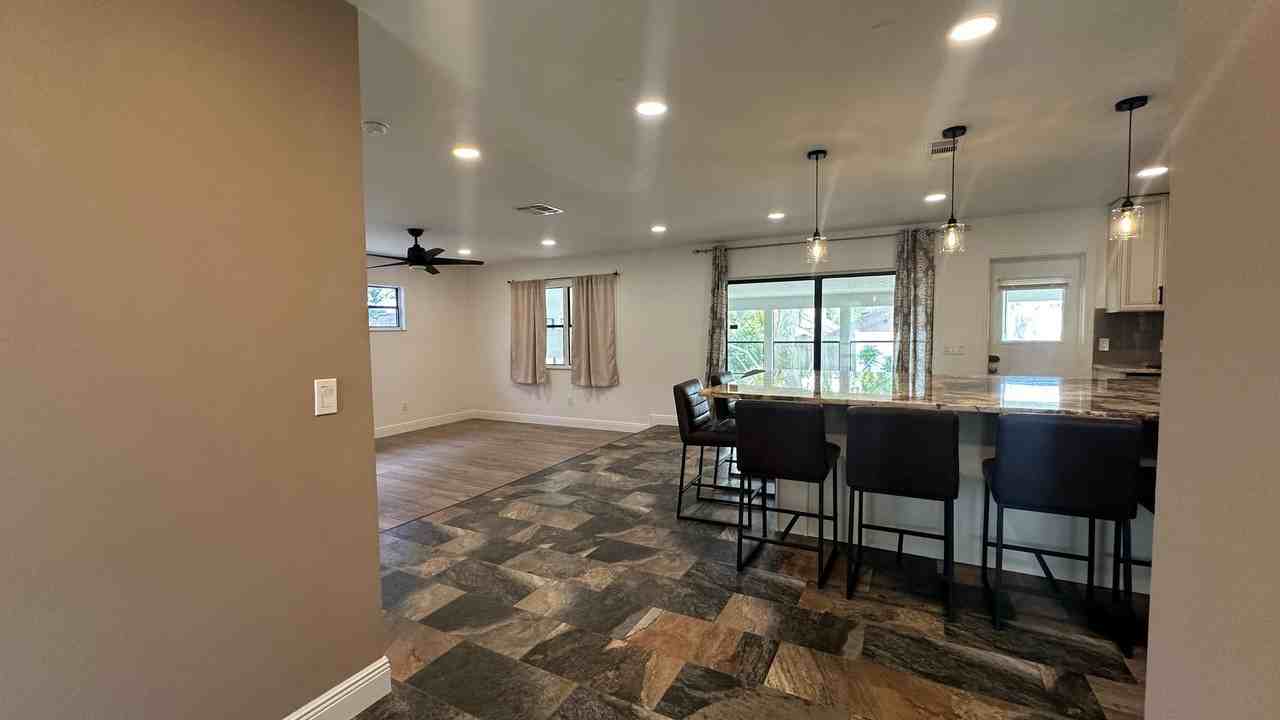 616 Iris St - Photo 5 of 31