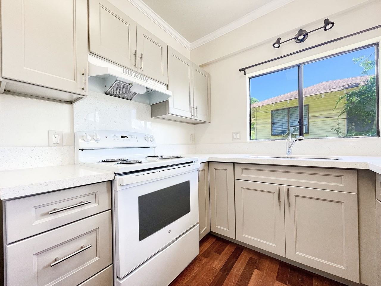 2047 10th Ave - Photo 2 of 13