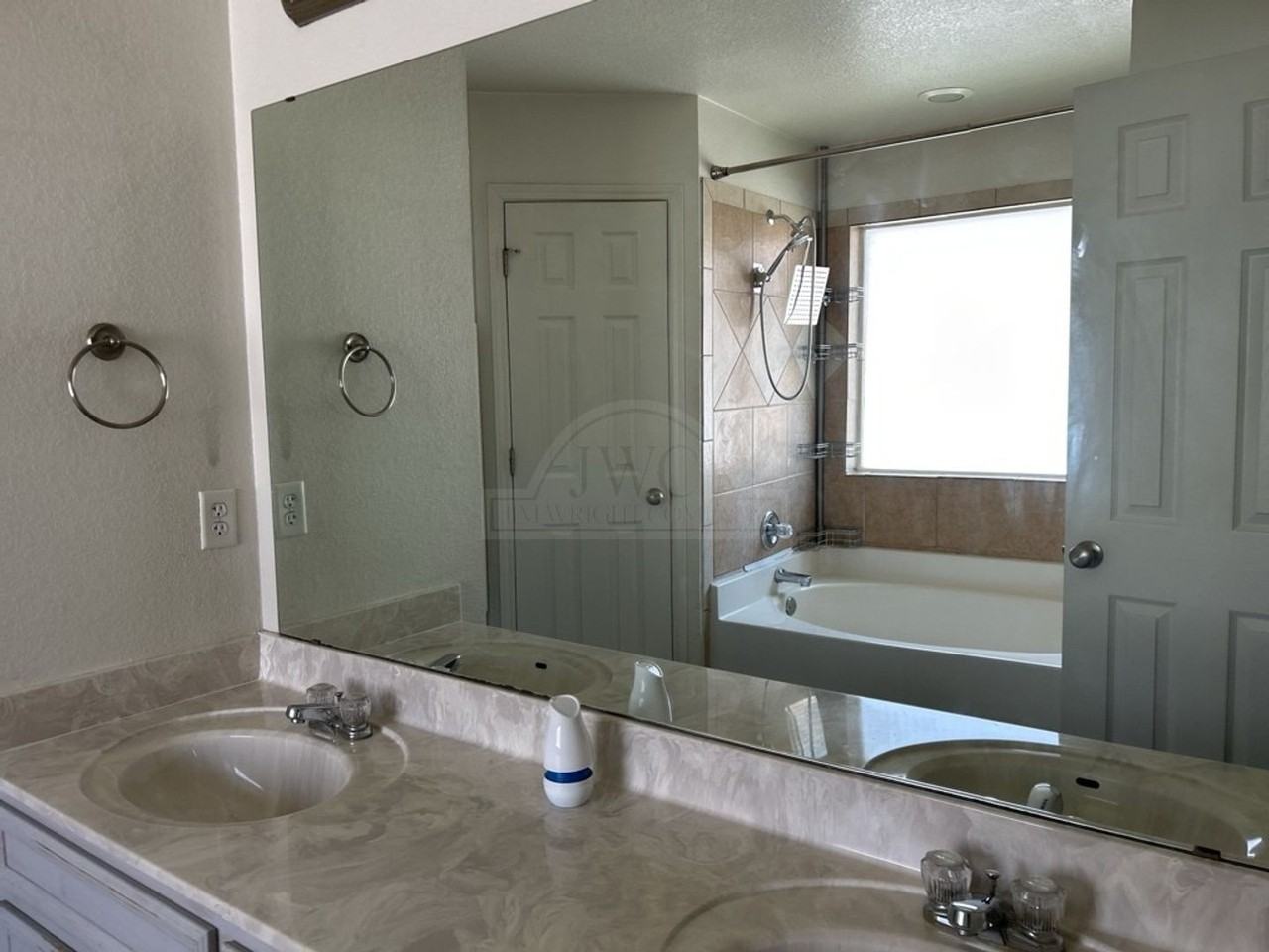 9911 Diana Dr - Photo 6 of 15