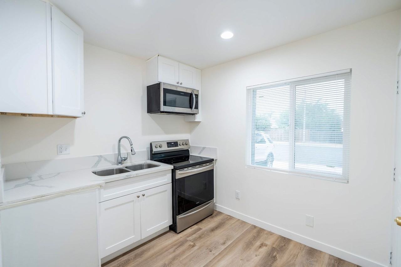 22824 Chambray Dr - Photo 4 of 10