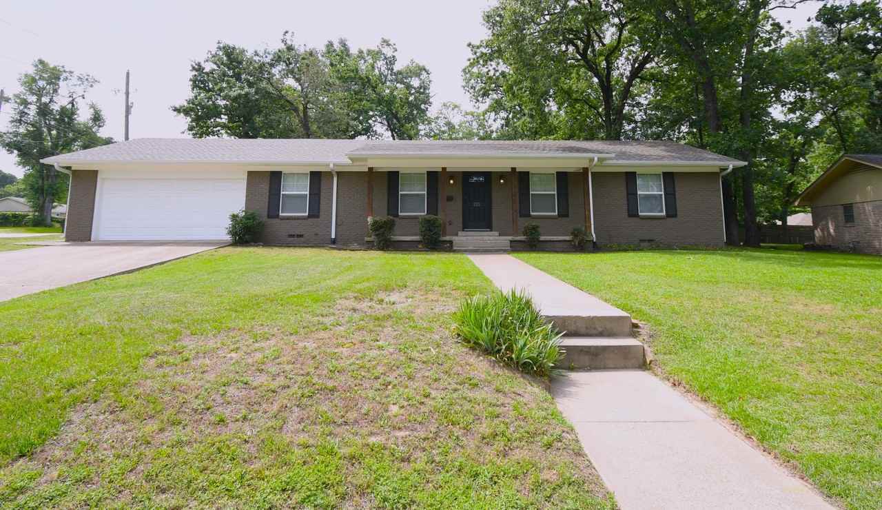 3323 Brooks Ln