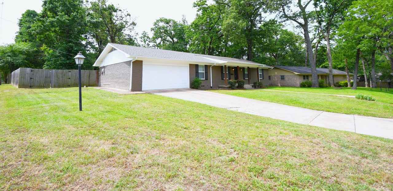 3323 Brooks Ln - Photo 2 of 25