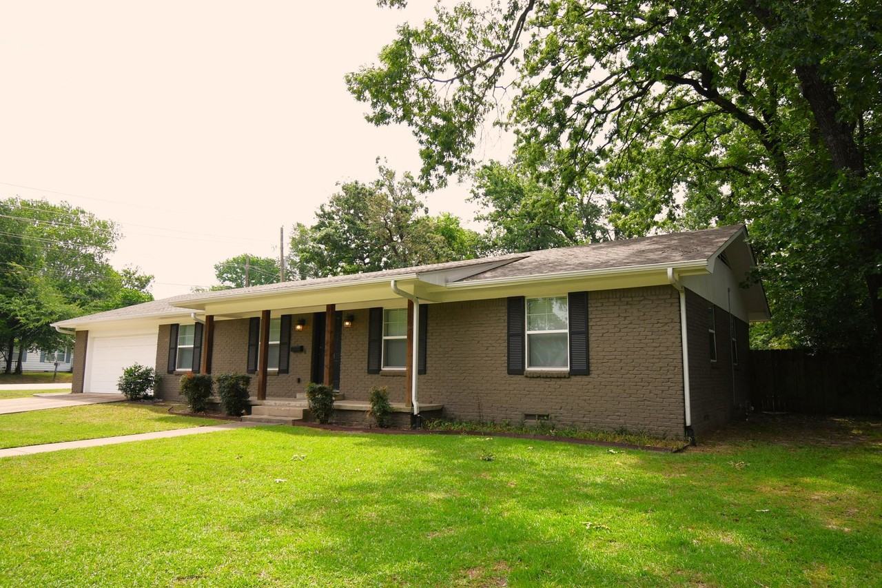 3323 Brooks Ln - Photo 3 of 25