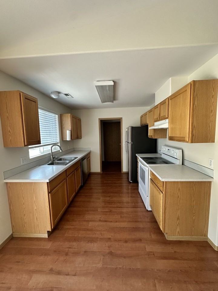 4914 Sinai Dr - Photo 4 of 10