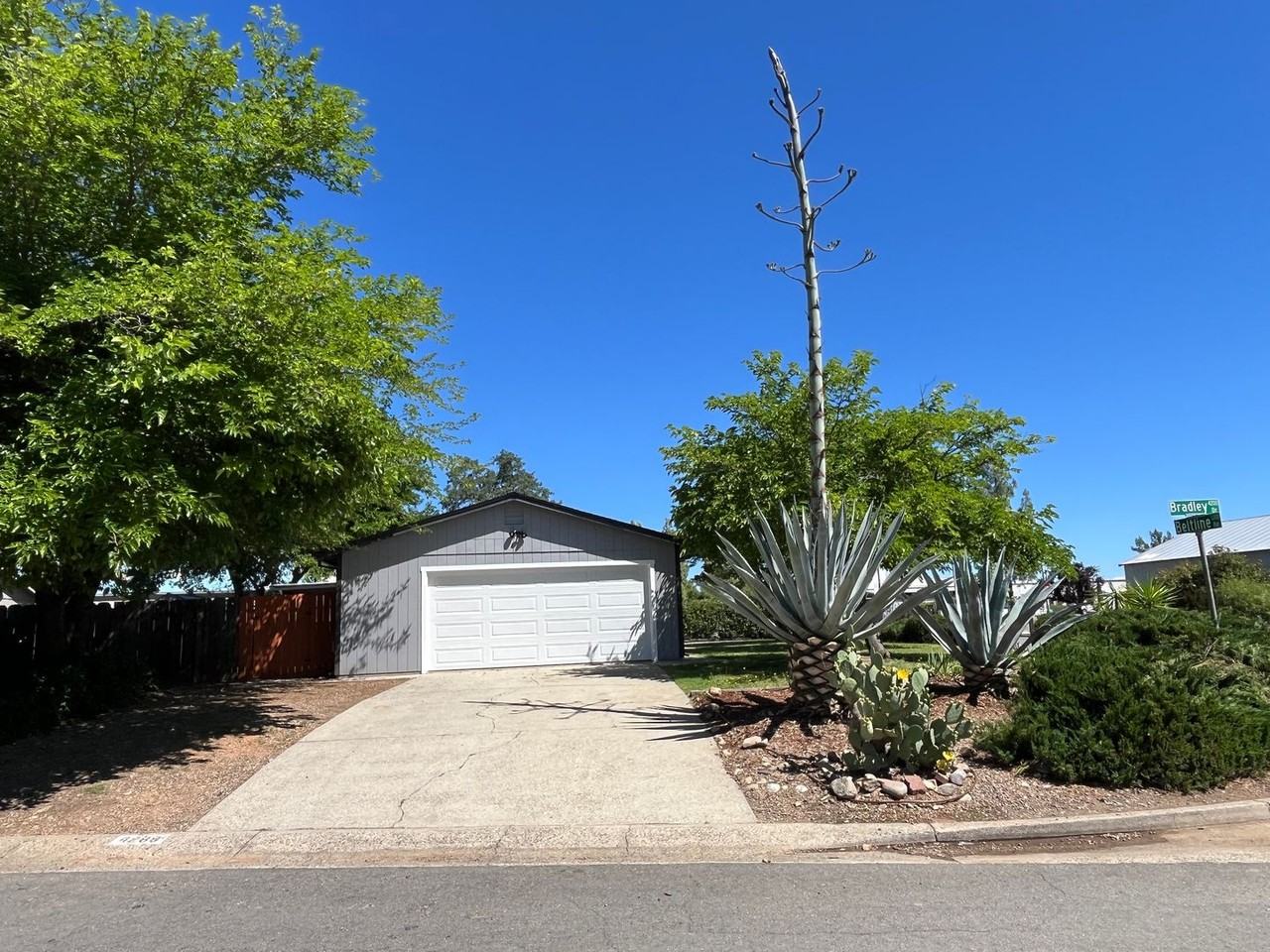 4288 Bradley Dr - Photo 2 of 28
