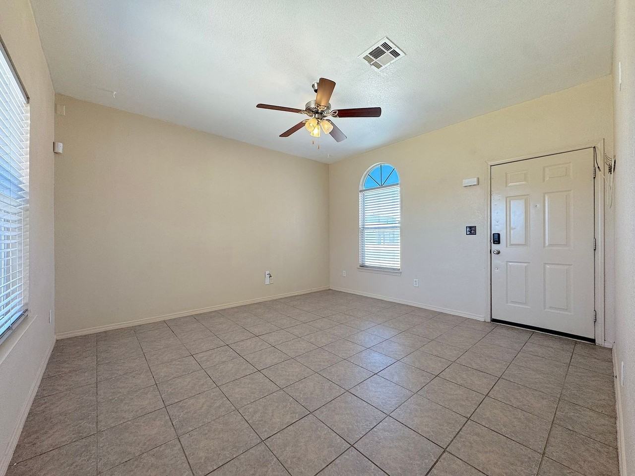 10421 Silvercloud Dr - Photo 3 of 29