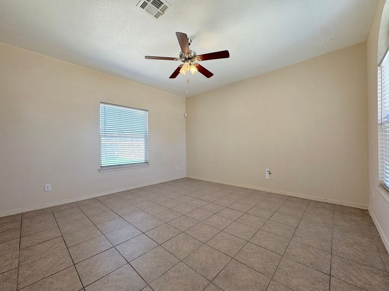 10421 Silvercloud Dr - Photo 4 of 29