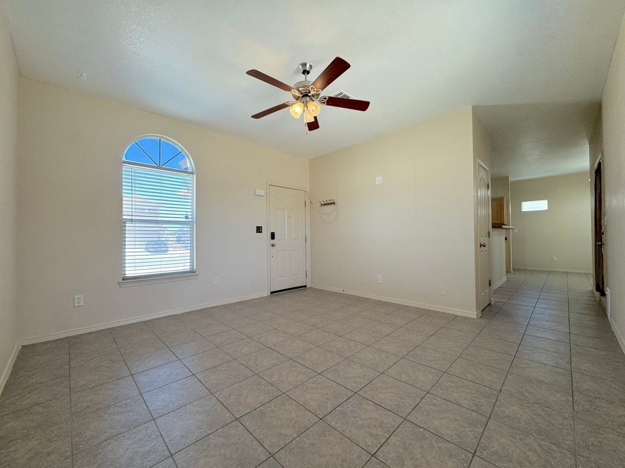10421 Silvercloud Dr - Photo 5 of 29
