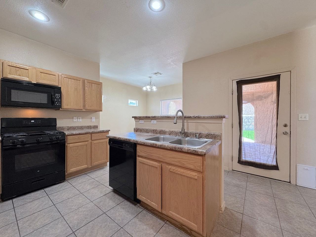 10421 Silvercloud Dr - Photo 6 of 29